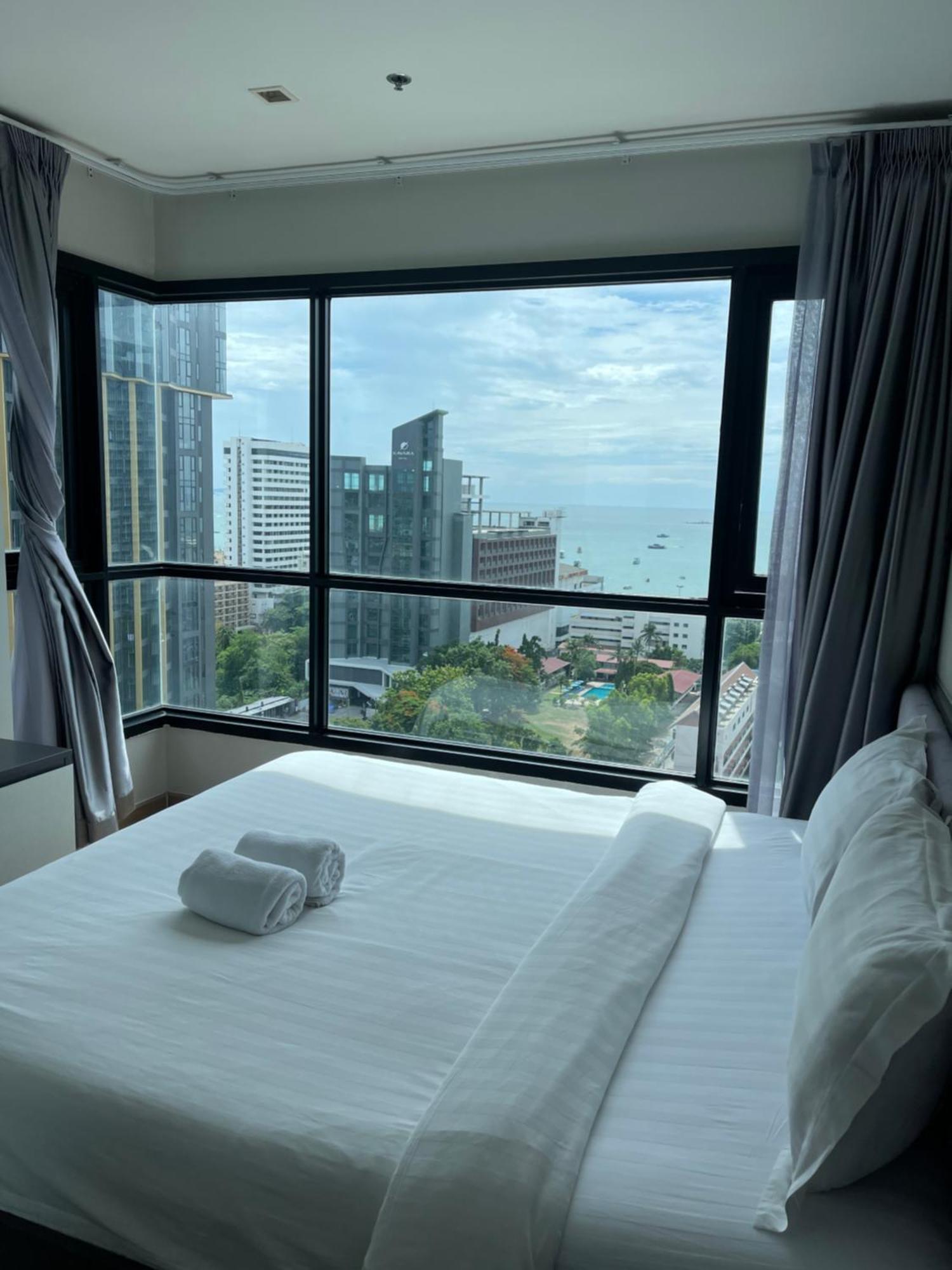 The Base Pattaya By Feng Apartment Bagian luar foto