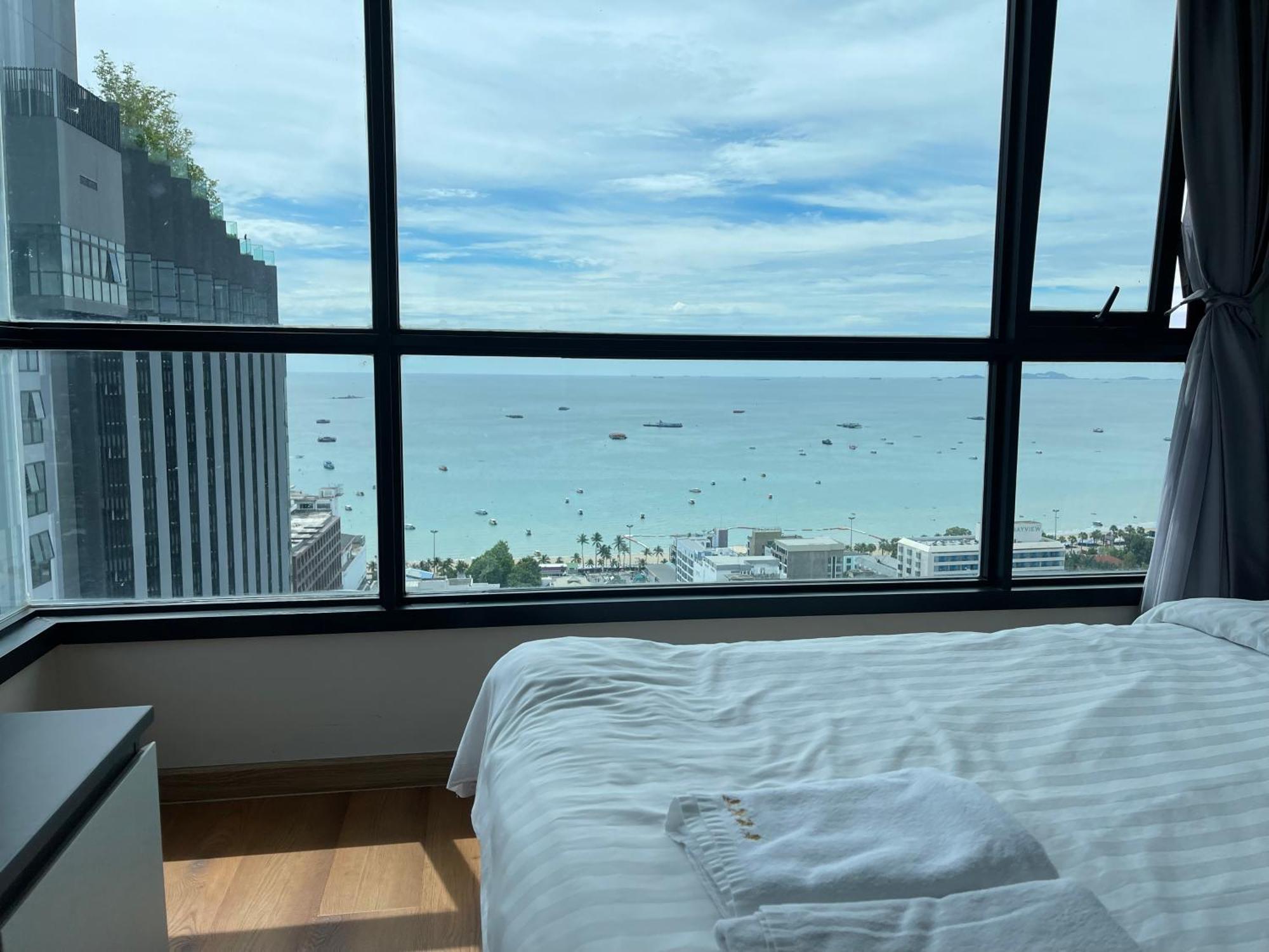 The Base Pattaya By Feng Apartment Bagian luar foto
